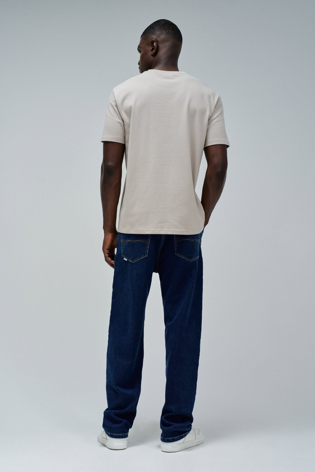 T-SHIRT TEXTURADA COM BOLSO
