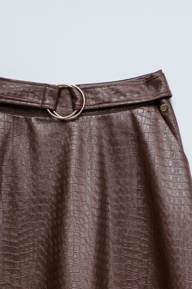 FALDA MIDI EFECTO PIEL CON CINTURÓN