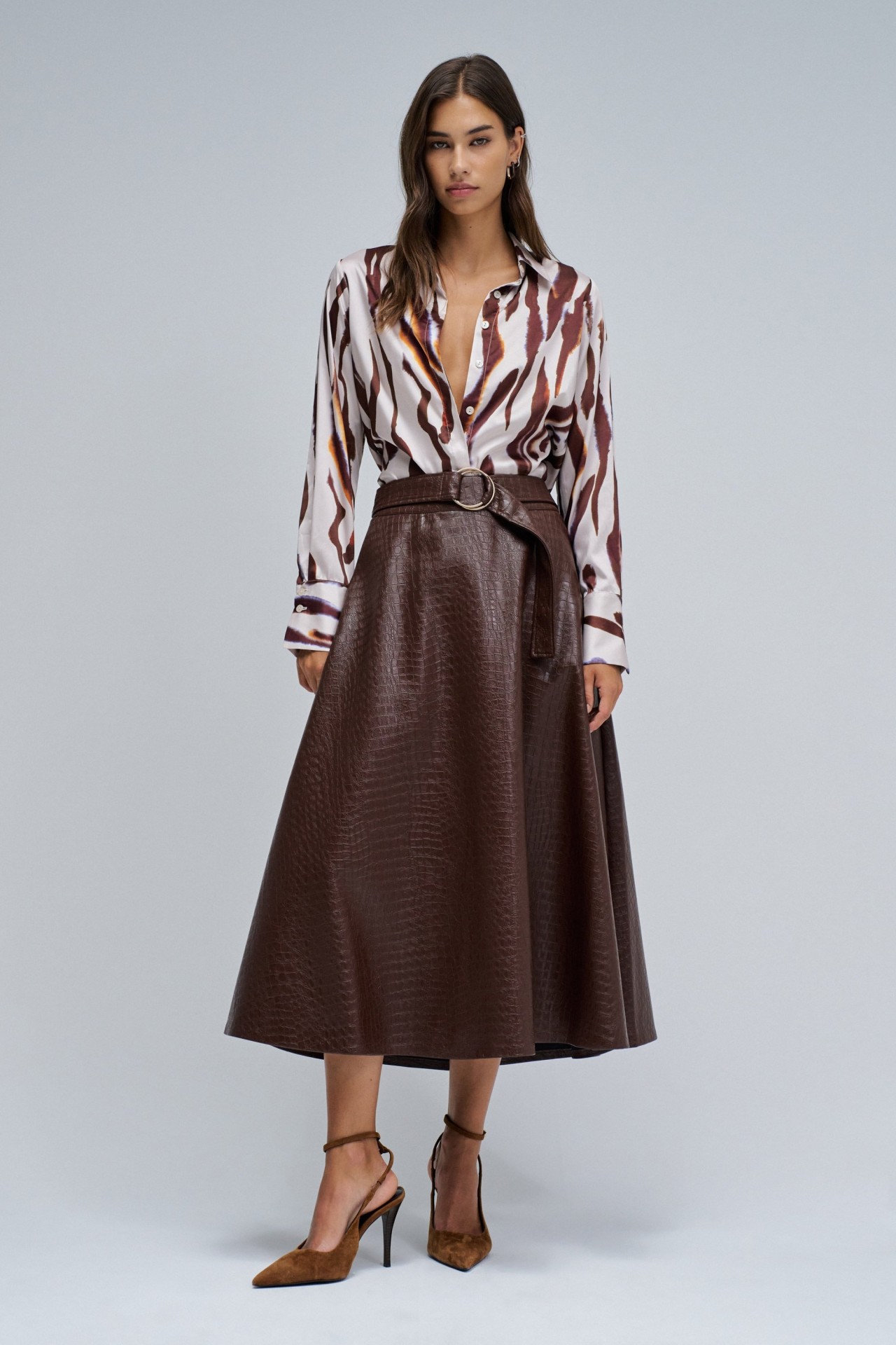 FALDA MIDI EFECTO PIEL CON CINTUR�N