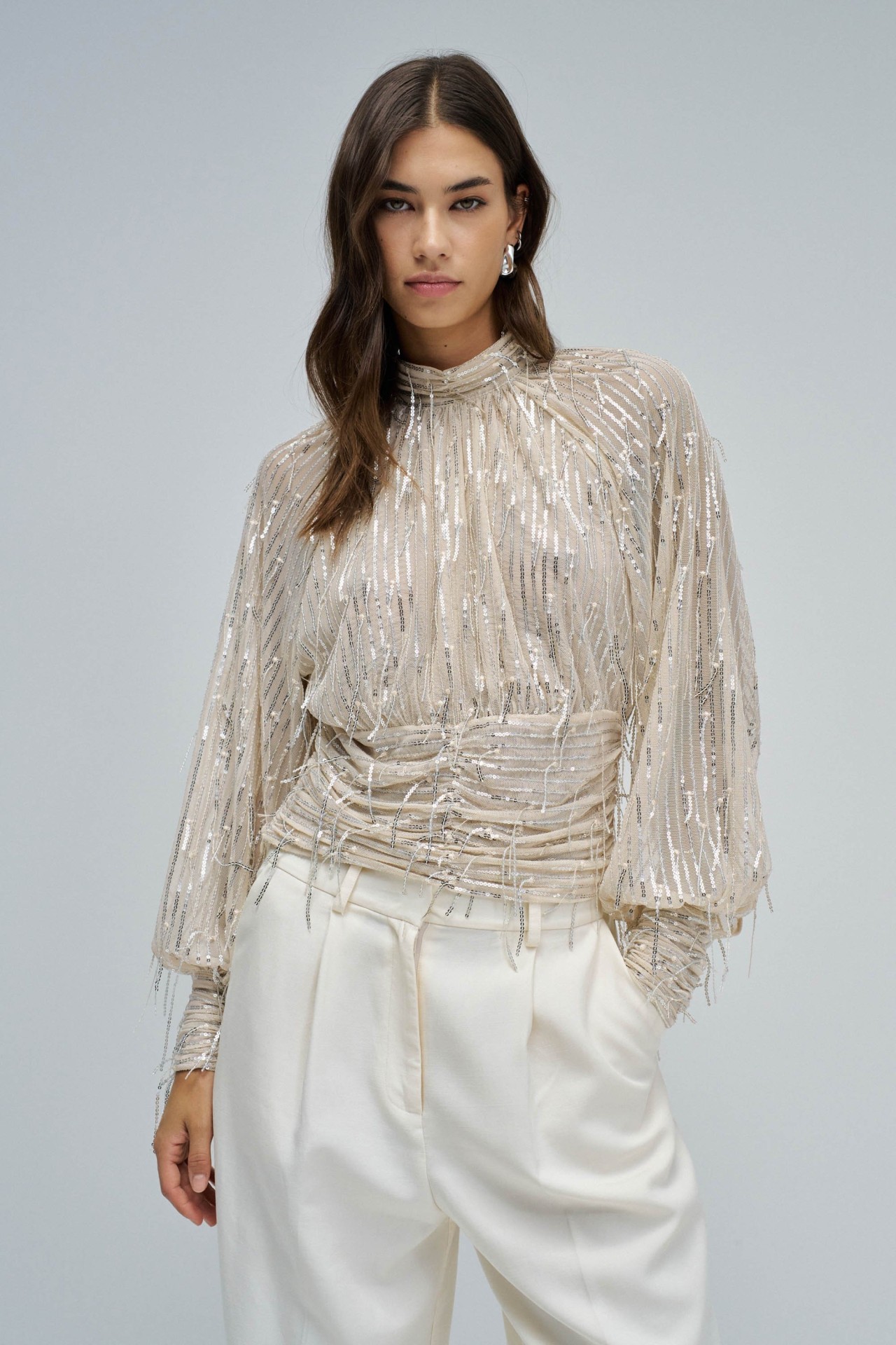 BLUSA COM LANTEJOULAS