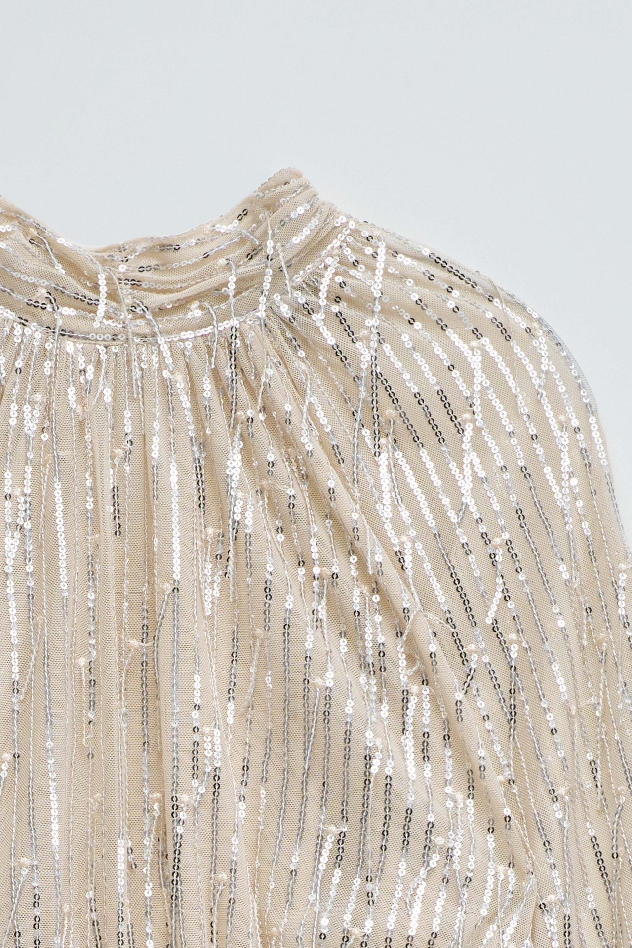 BLUSA COM LANTEJOULAS