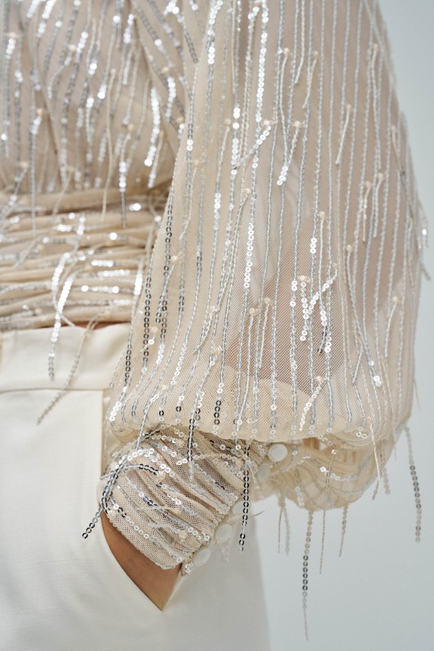 BLUSA COM LANTEJOULAS