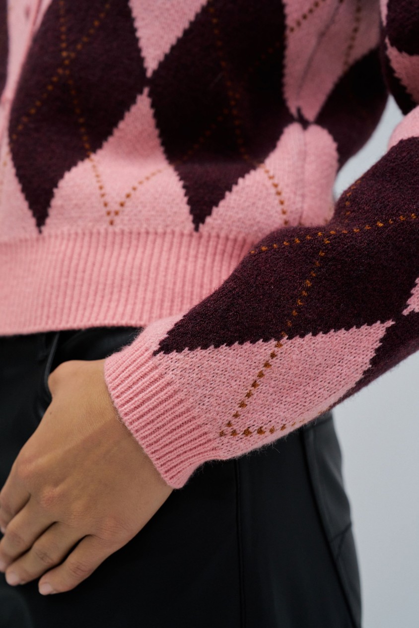 STRICKJACKE MIT KARIERTEM MUSTER