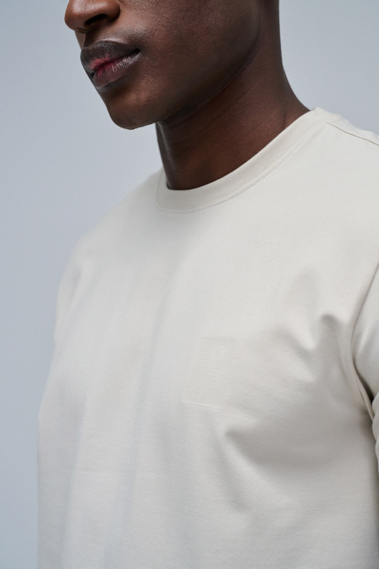 T-SHIRT AVEC LOGO
