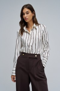 CAMISA COM RISCAS