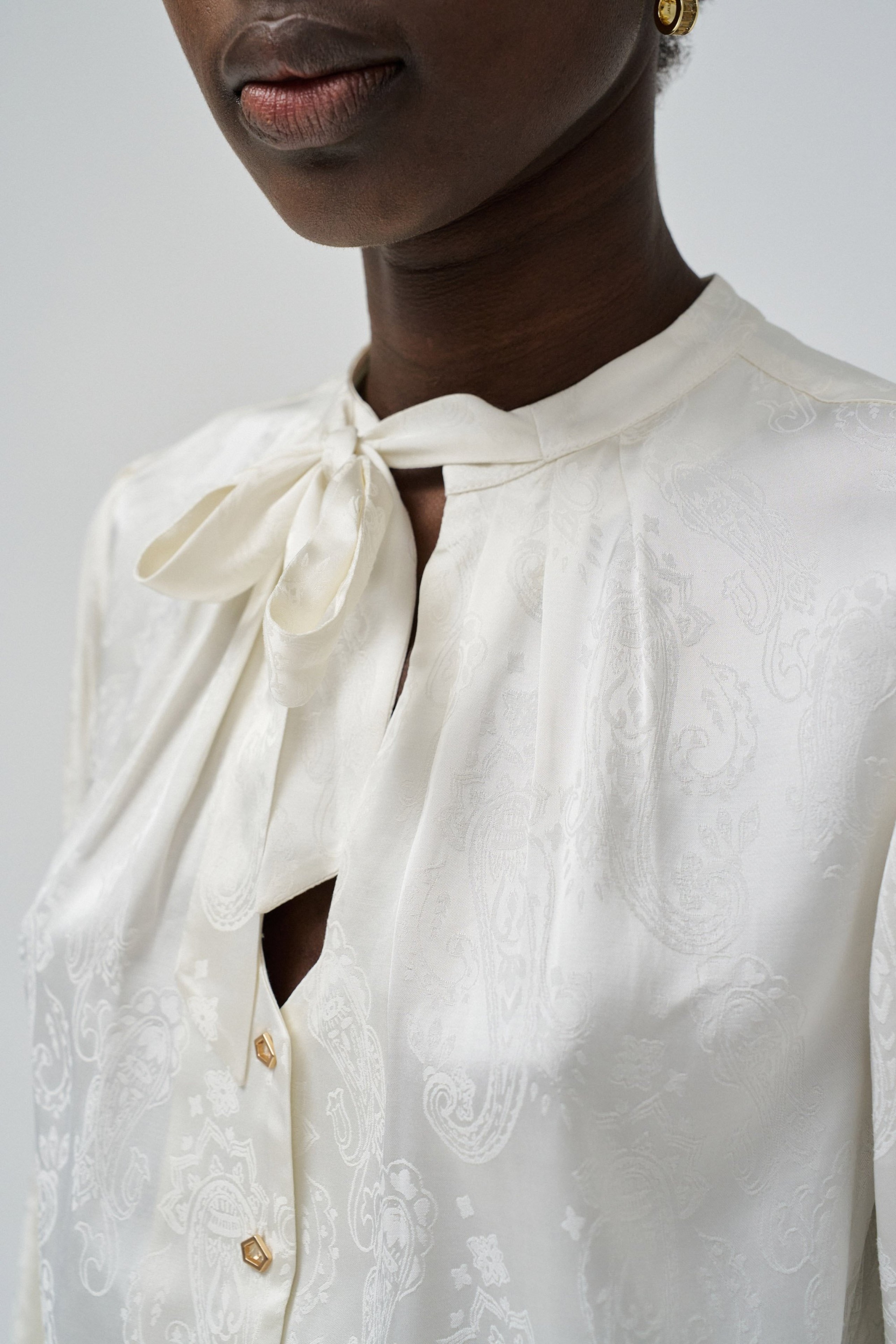 BLUSE MIT SCHLEIFENDETAIL