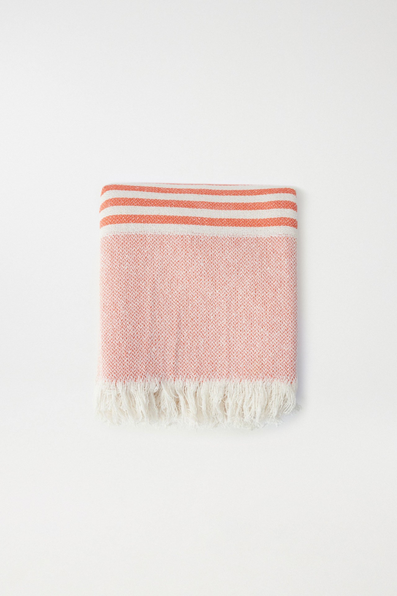 SERVIETTE EN COTON � RAYURES FINES