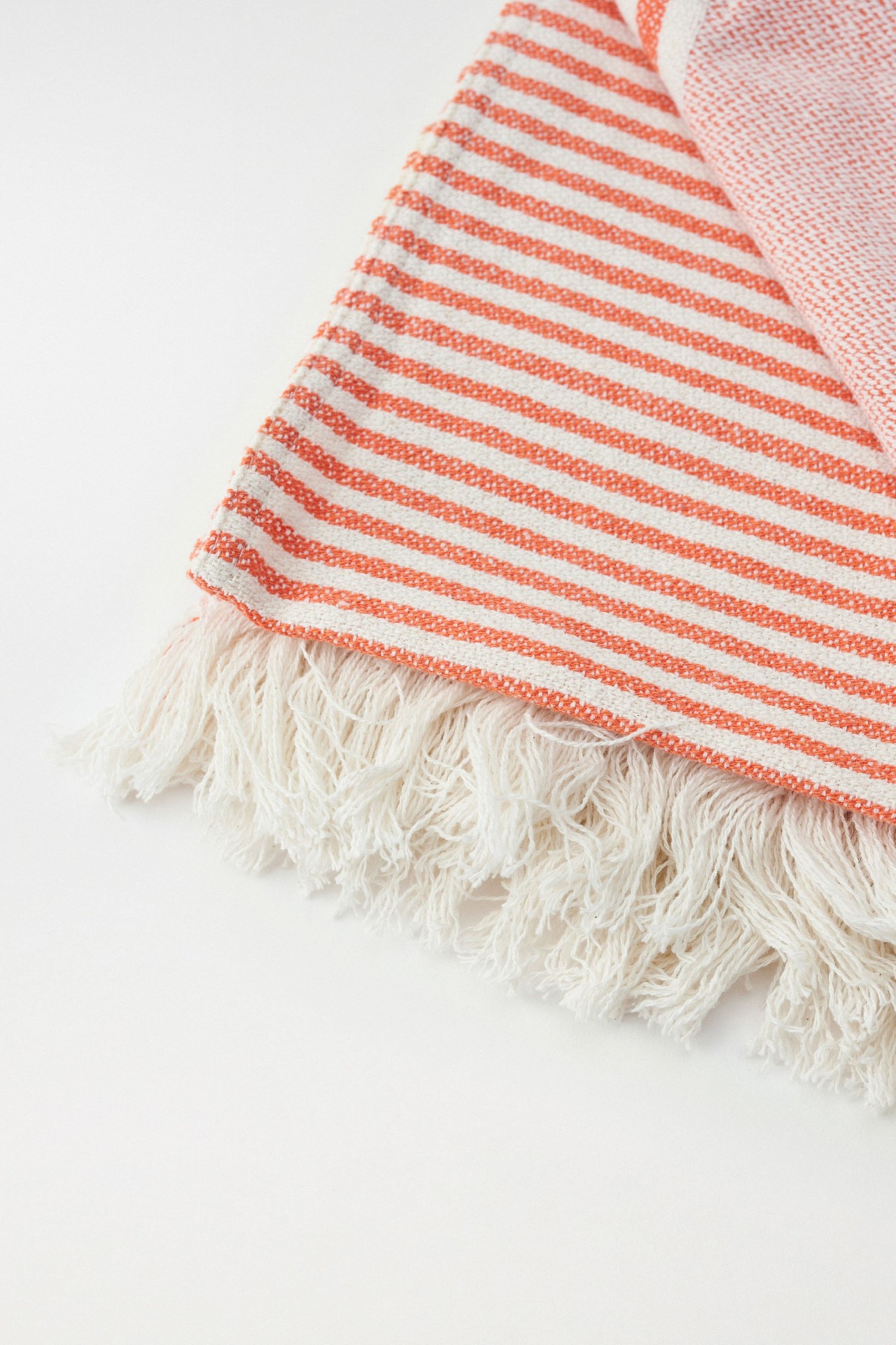 SERVIETTE EN COTON � RAYURES FINES