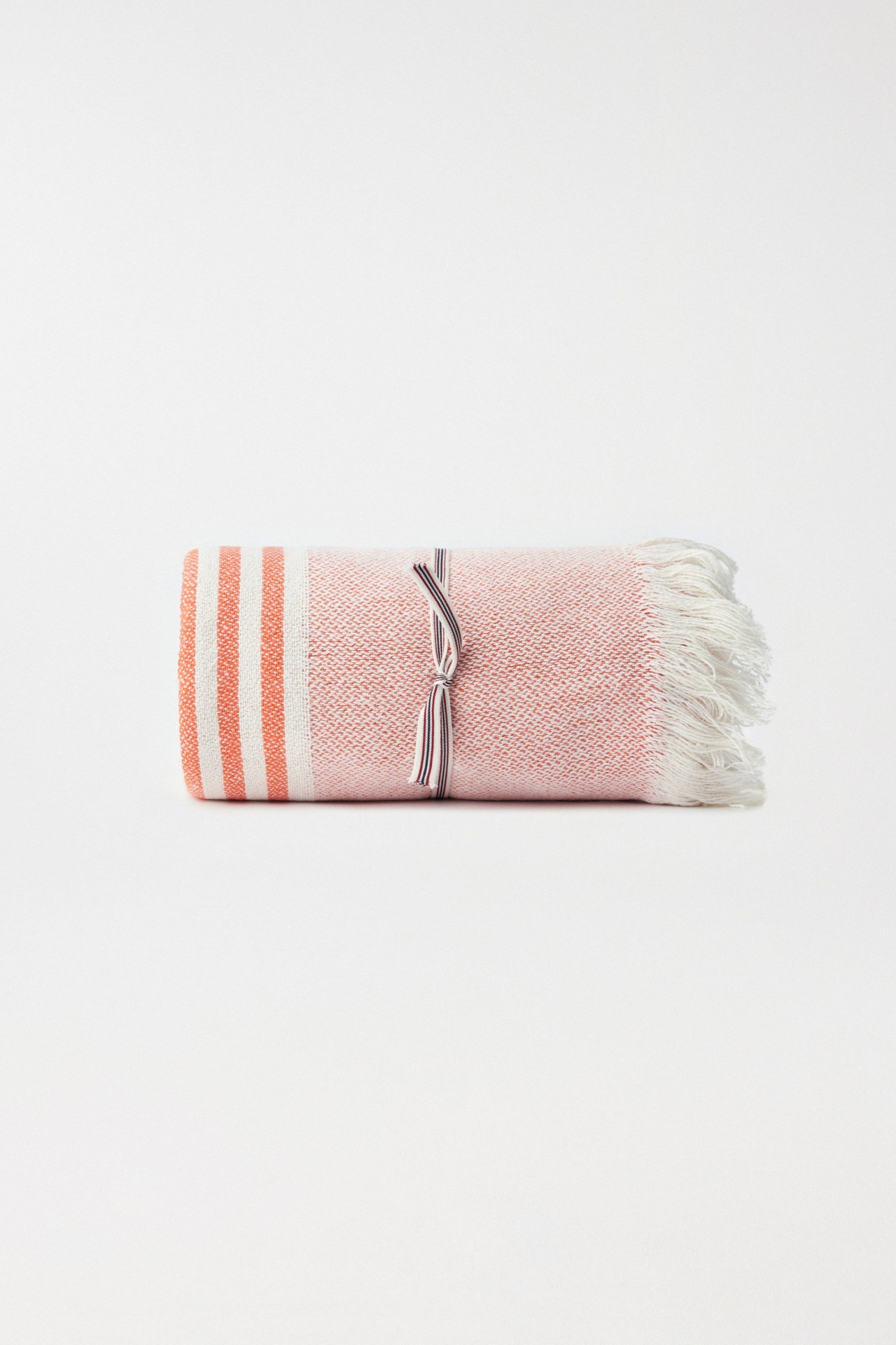 SERVIETTE EN COTON � RAYURES FINES