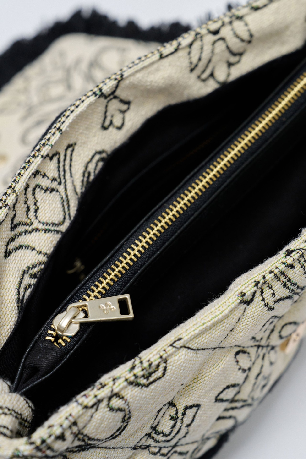 MALA COM BORDADOS JACQUARD