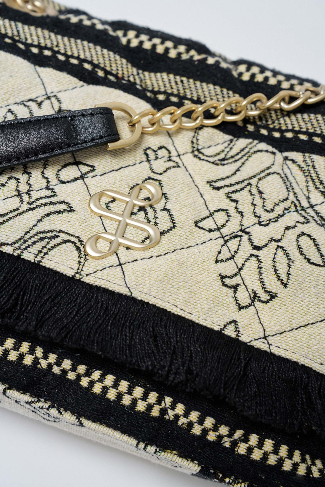 MALA COM BORDADOS JACQUARD