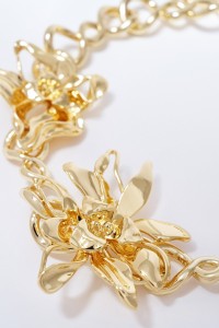 COLLAR CON FLORES