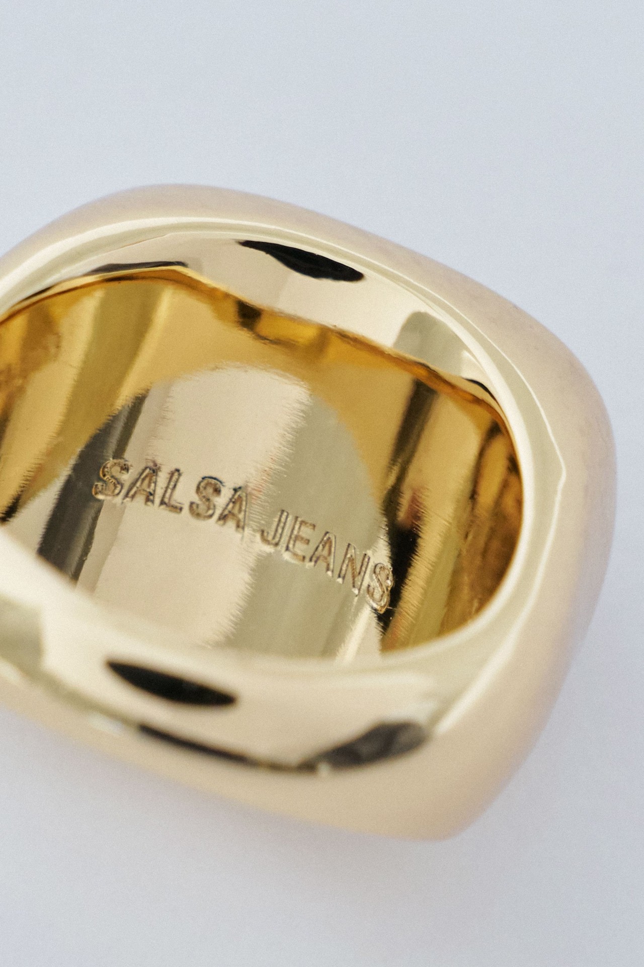 BAGUE AVEC PIERRE RECTANGULAIRE