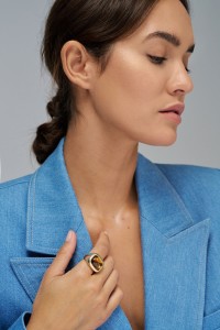 BAGUE AVEC PIERRE RECTANGULAIRE