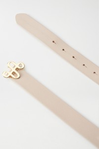 CINTO DE PELE COM BRANDING DOURADO NA FIVELA