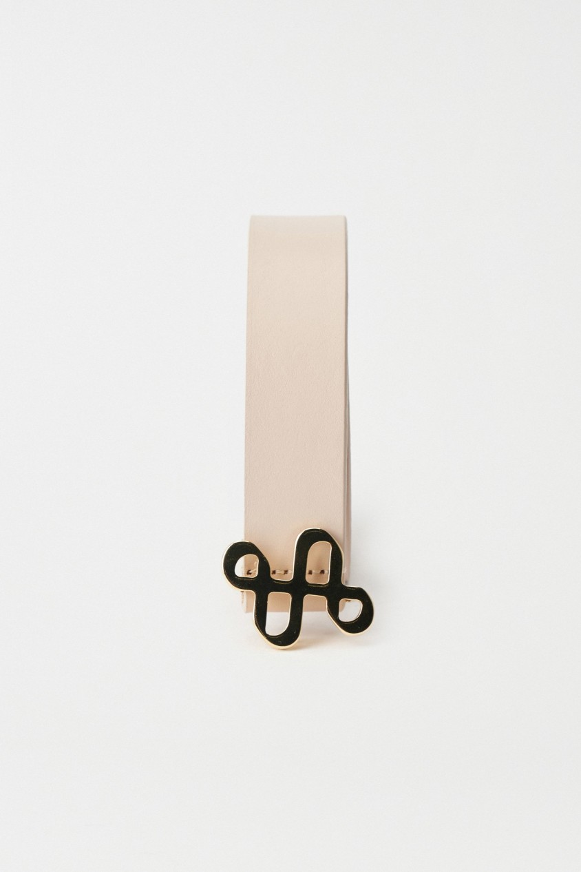 CINTO DE PELE COM BRANDING DOURADO NA FIVELA