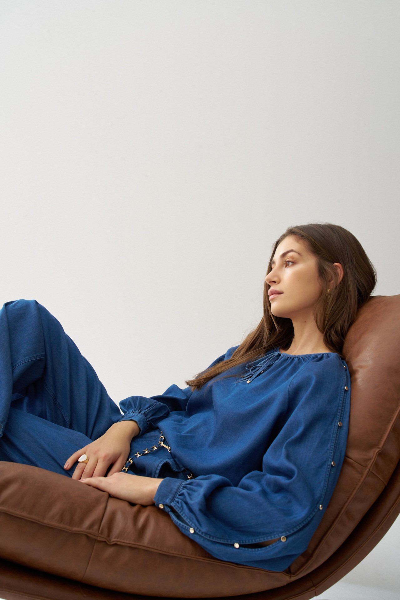 CAL�AS CHINO COM PERNA WIDE EM LIGHTDENIM