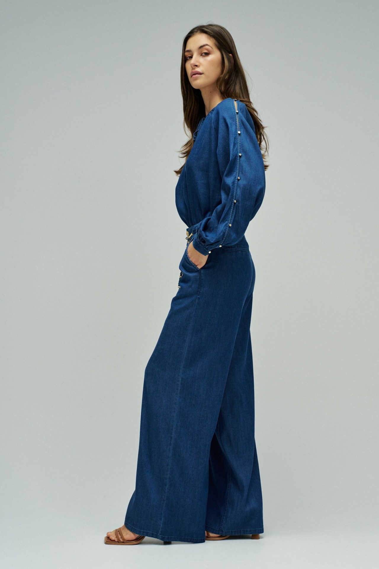CAL�AS CHINO COM PERNA WIDE EM LIGHTDENIM
