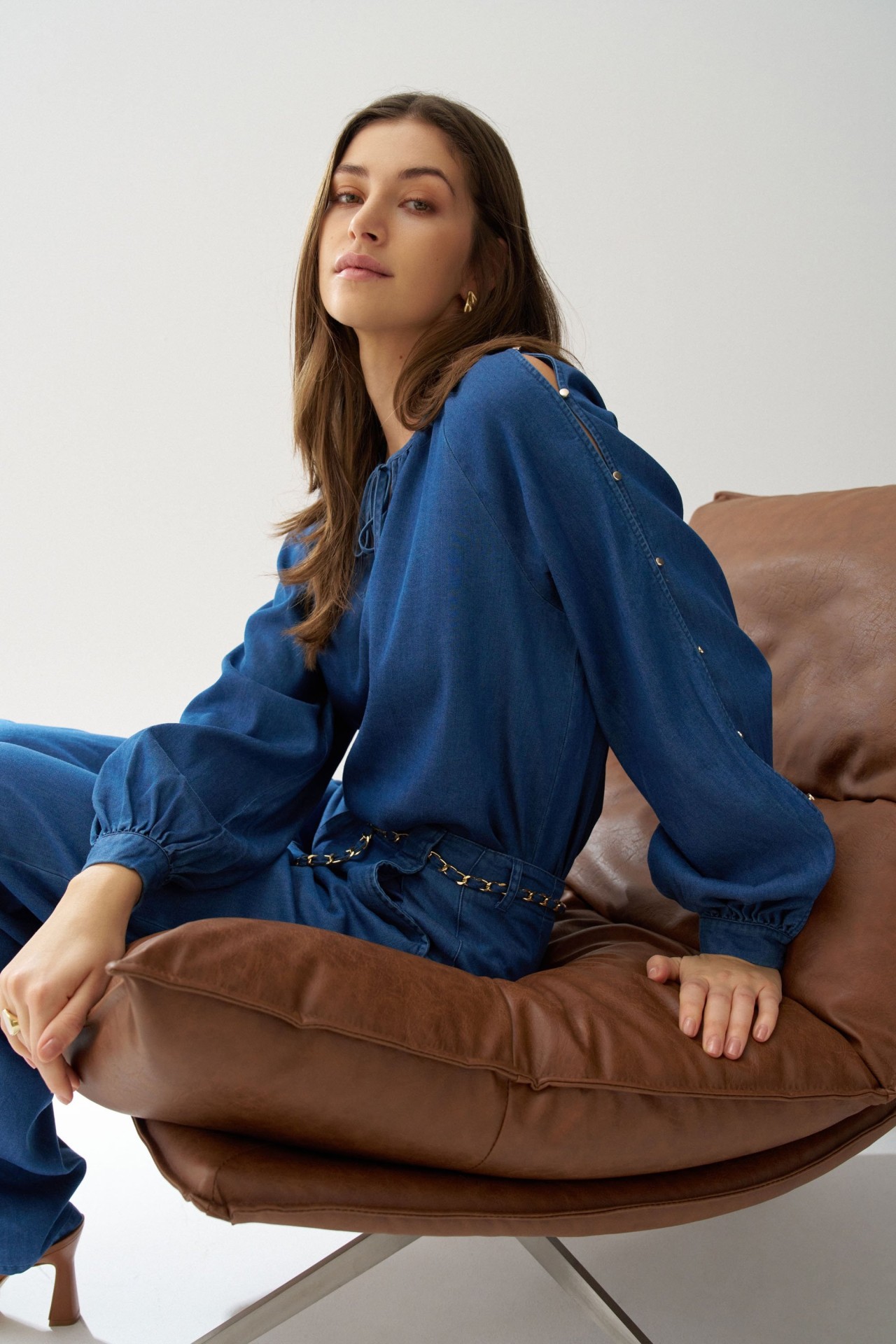 CAL�AS CHINO COM PERNA WIDE EM LIGHTDENIM