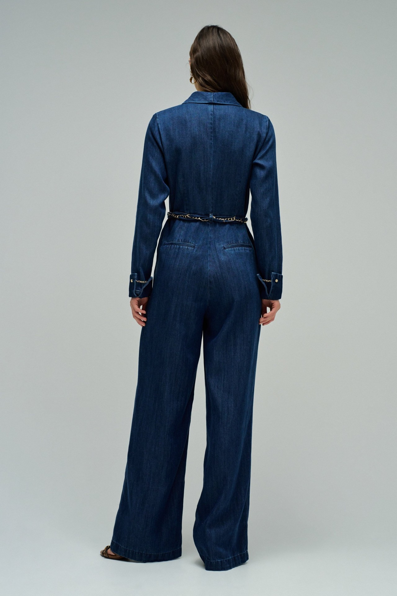 MACAC�O EM LIGHTDENIM COM PERNA WIDE