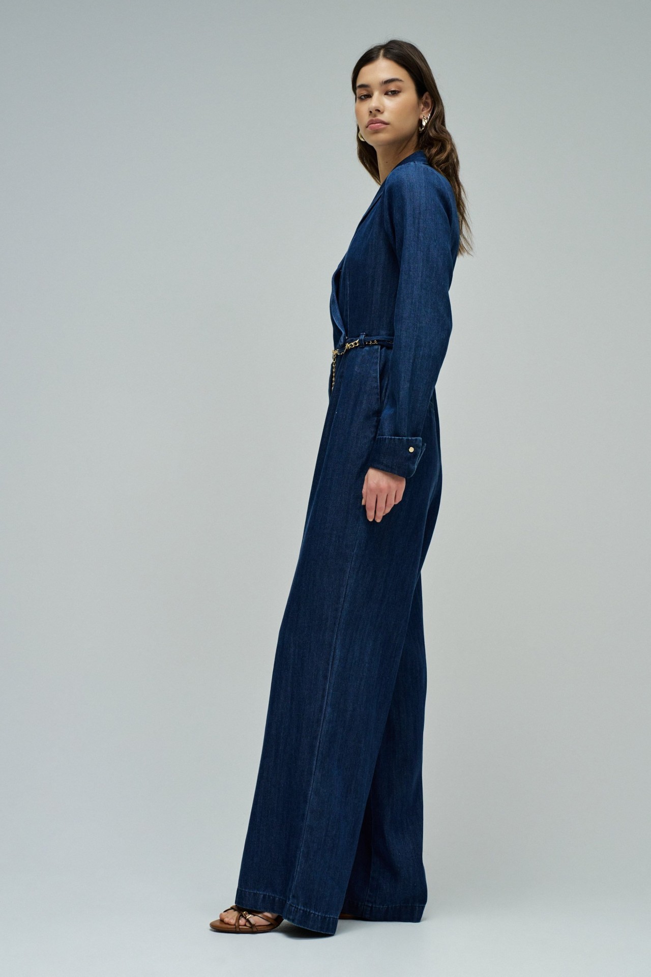MACAC�O EM LIGHTDENIM COM PERNA WIDE