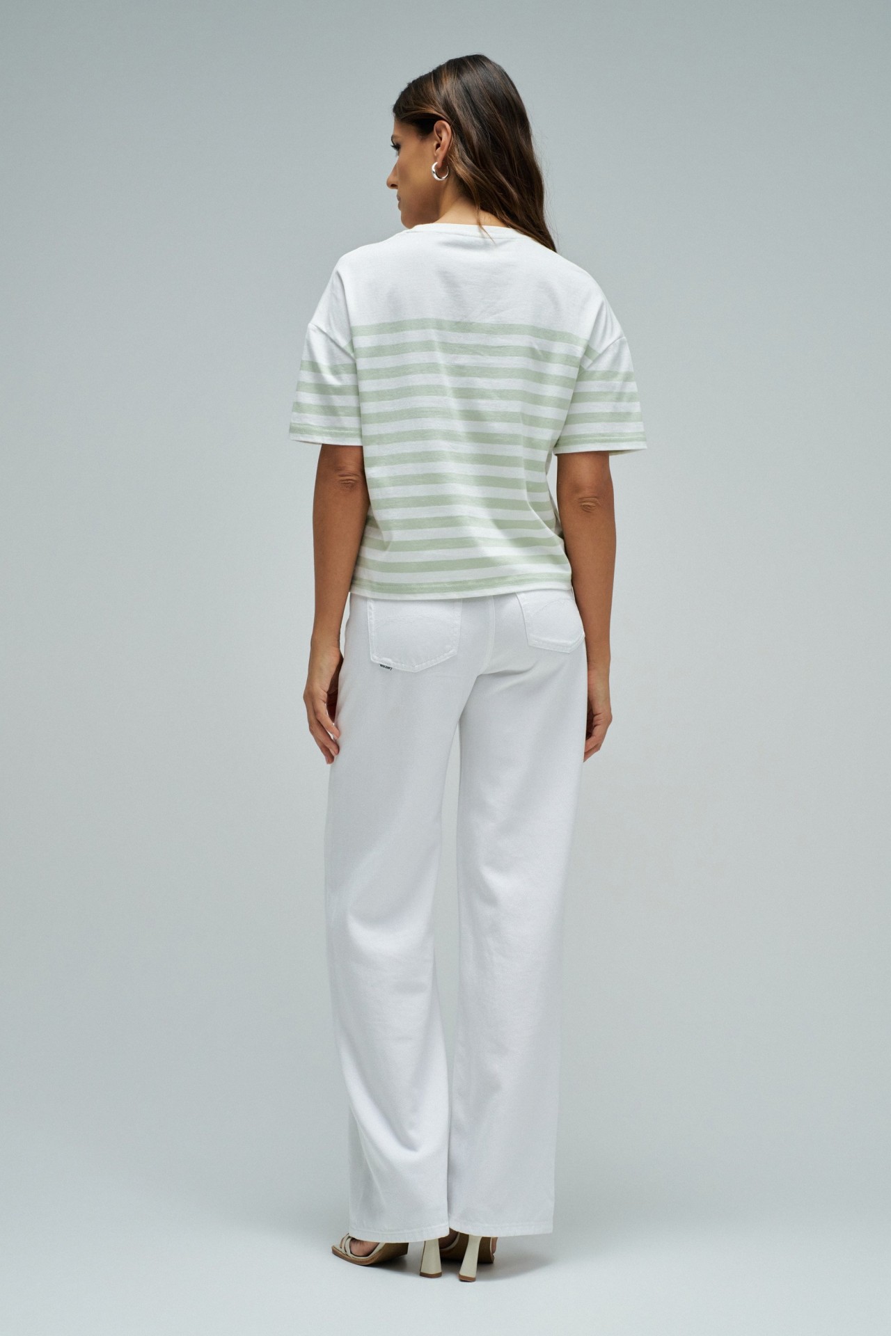 T-SHIRT COM RISCAS