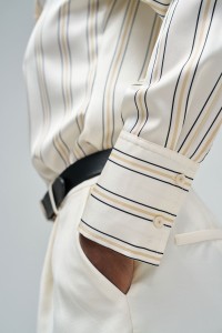 SATIJNEN SHIRT MET STREPEN