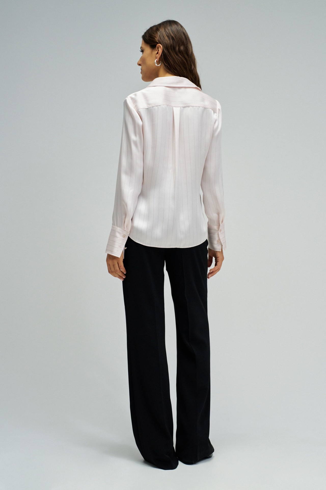 CAMISA ACETINADA COM RISCAS