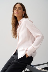 CAMISA ACETINADA COM RISCAS