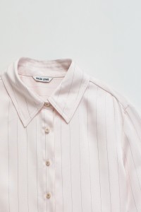 CAMISA ACETINADA COM RISCAS