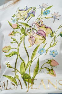 T-SHIRT COM ESTAMPADO E BRANDING