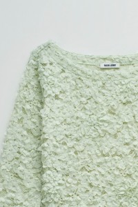 CAMISOLA TEXTURADA COM FLORES
