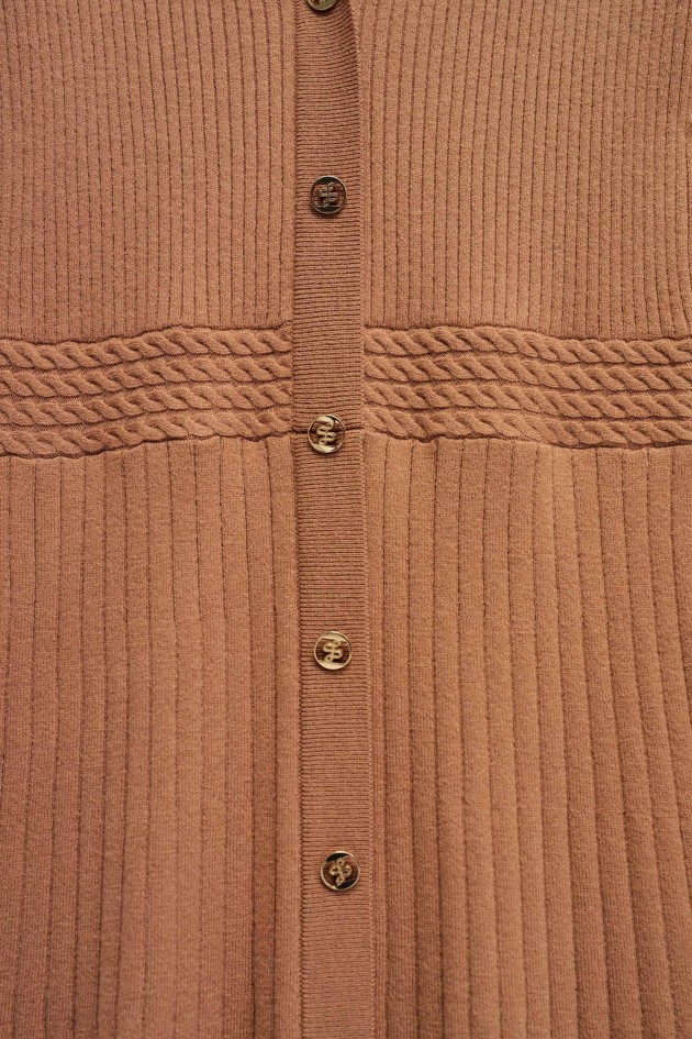 GERIFFELTES STRICKKLEID