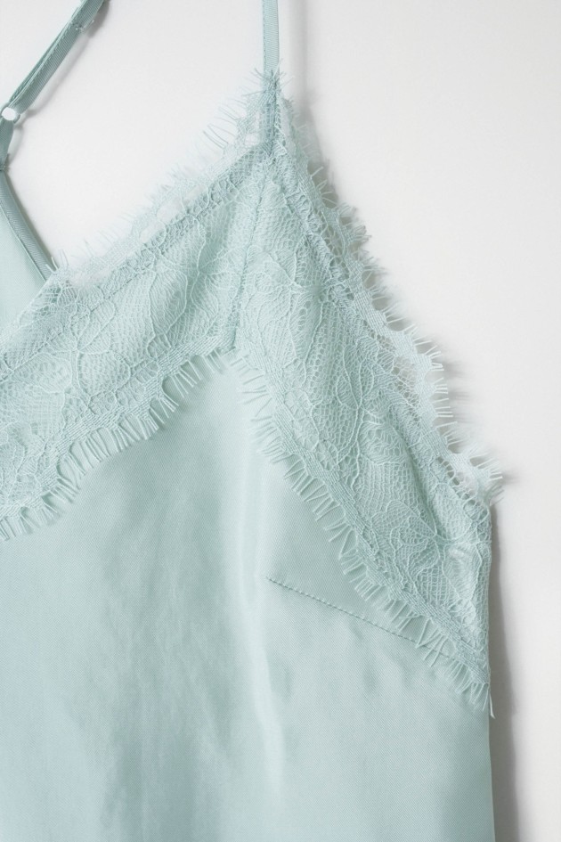 TOP EN SATIN AVEC DÉTAILS EN DENTELLE