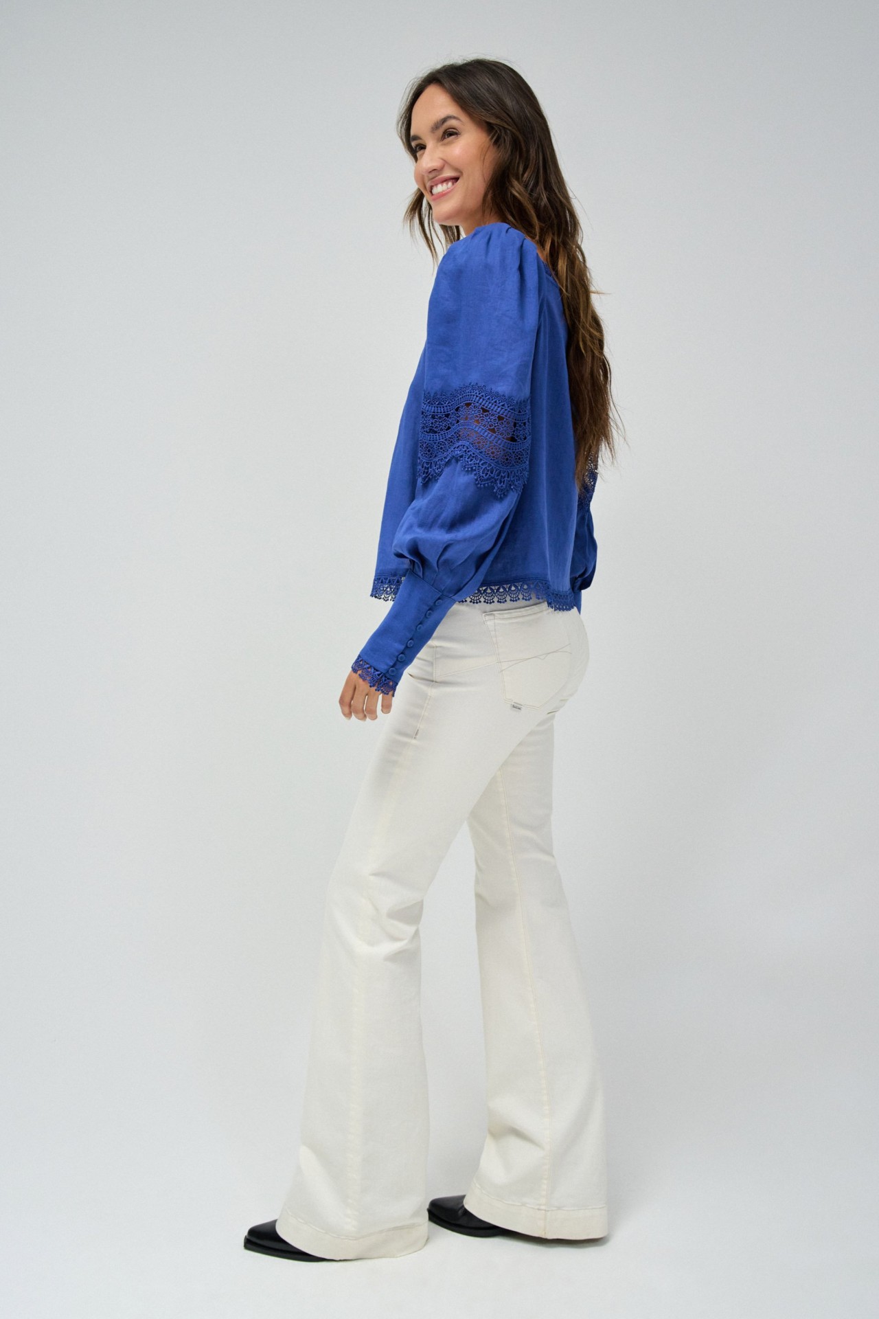 BLOUSE EN LIN ET D�TAILS EN DENTELLE