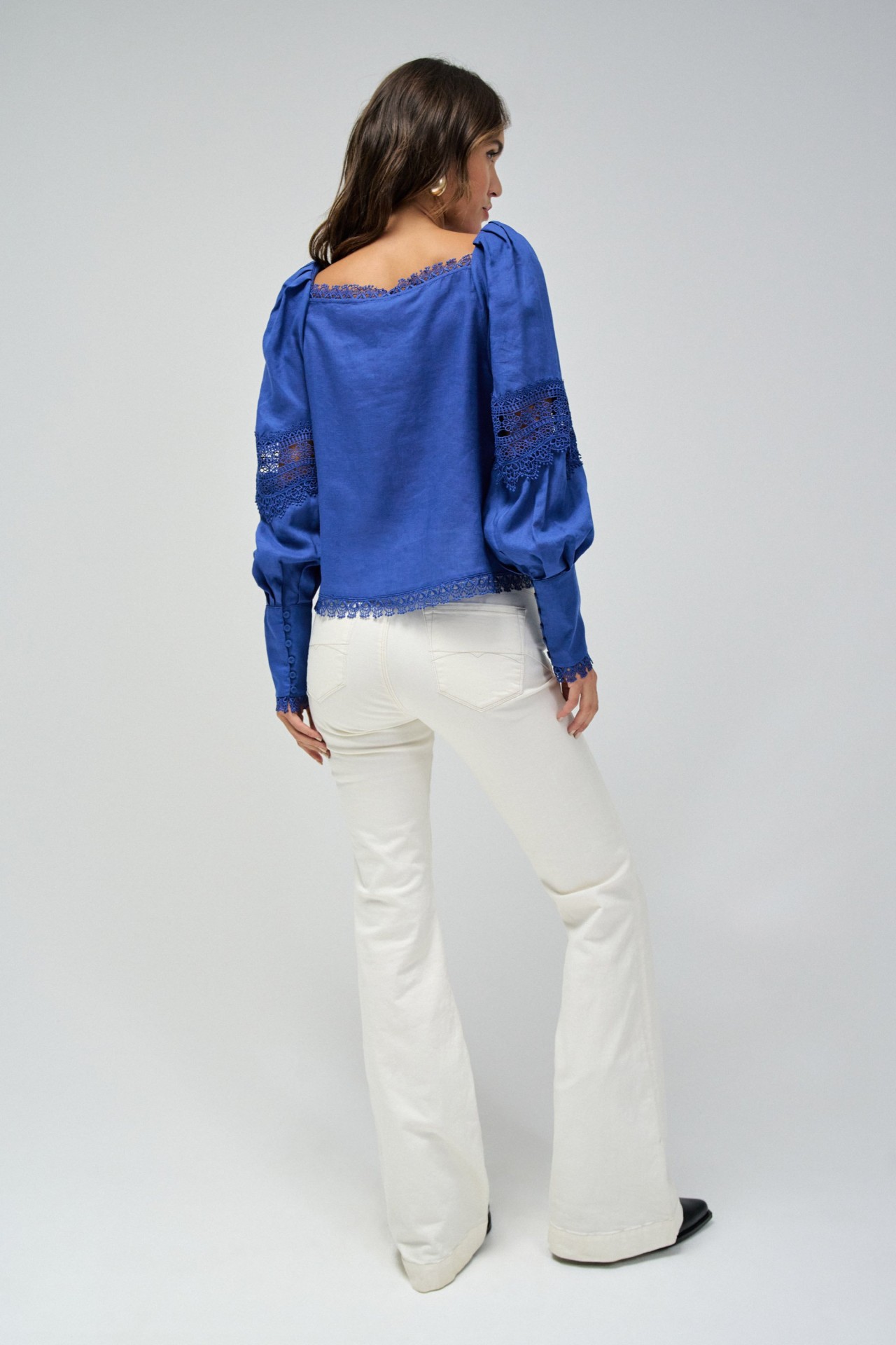 BLOUSE EN LIN ET D�TAILS EN DENTELLE