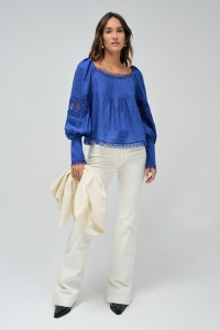 BLOUSE EN LIN ET D�TAILS EN DENTELLE