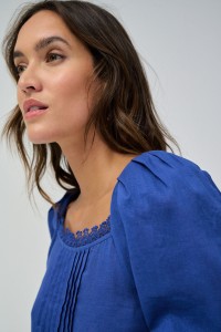 BLOUSE EN LIN ET D�TAILS EN DENTELLE