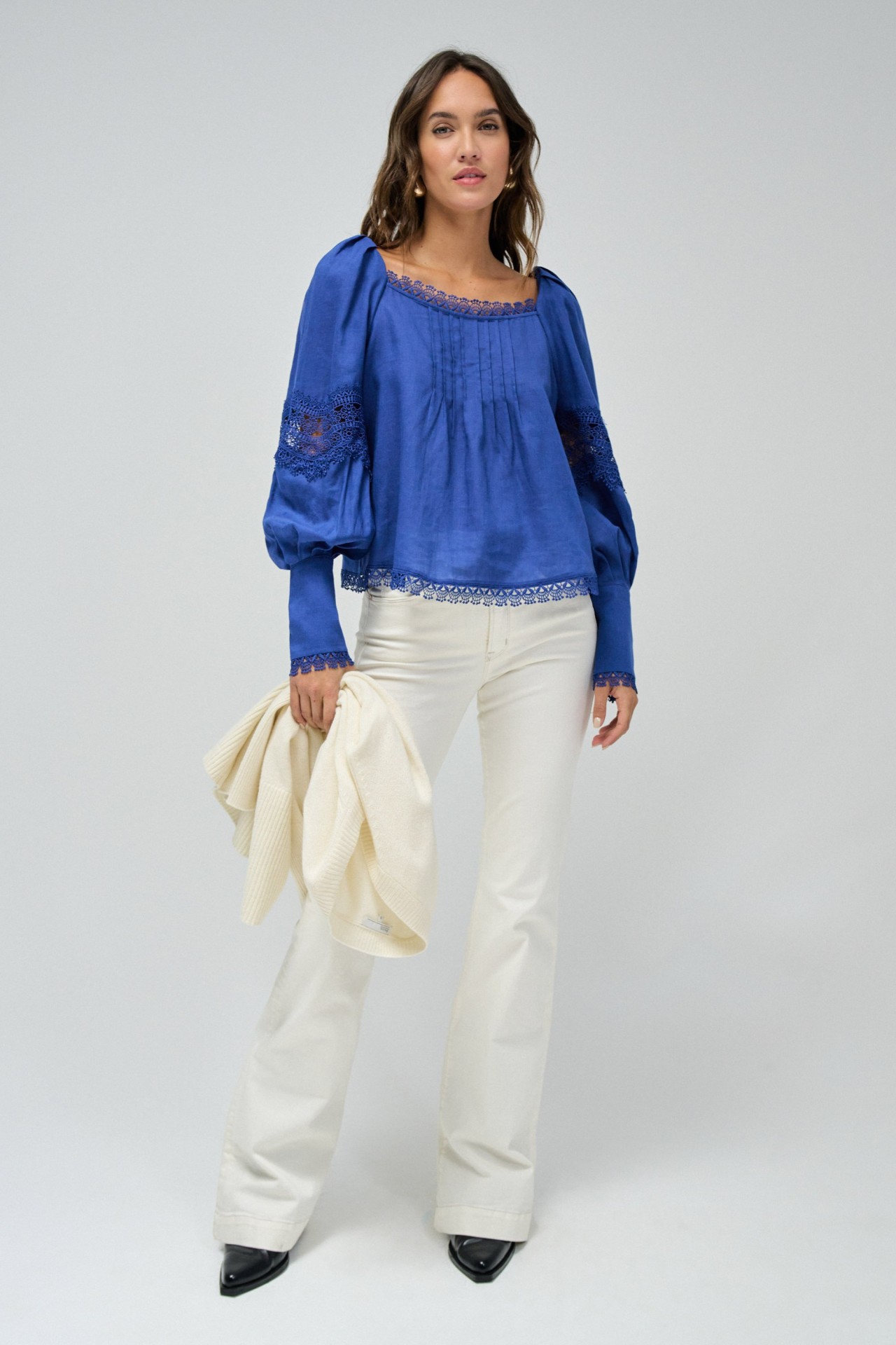 BLOUSE EN LIN ET D�TAILS EN DENTELLE