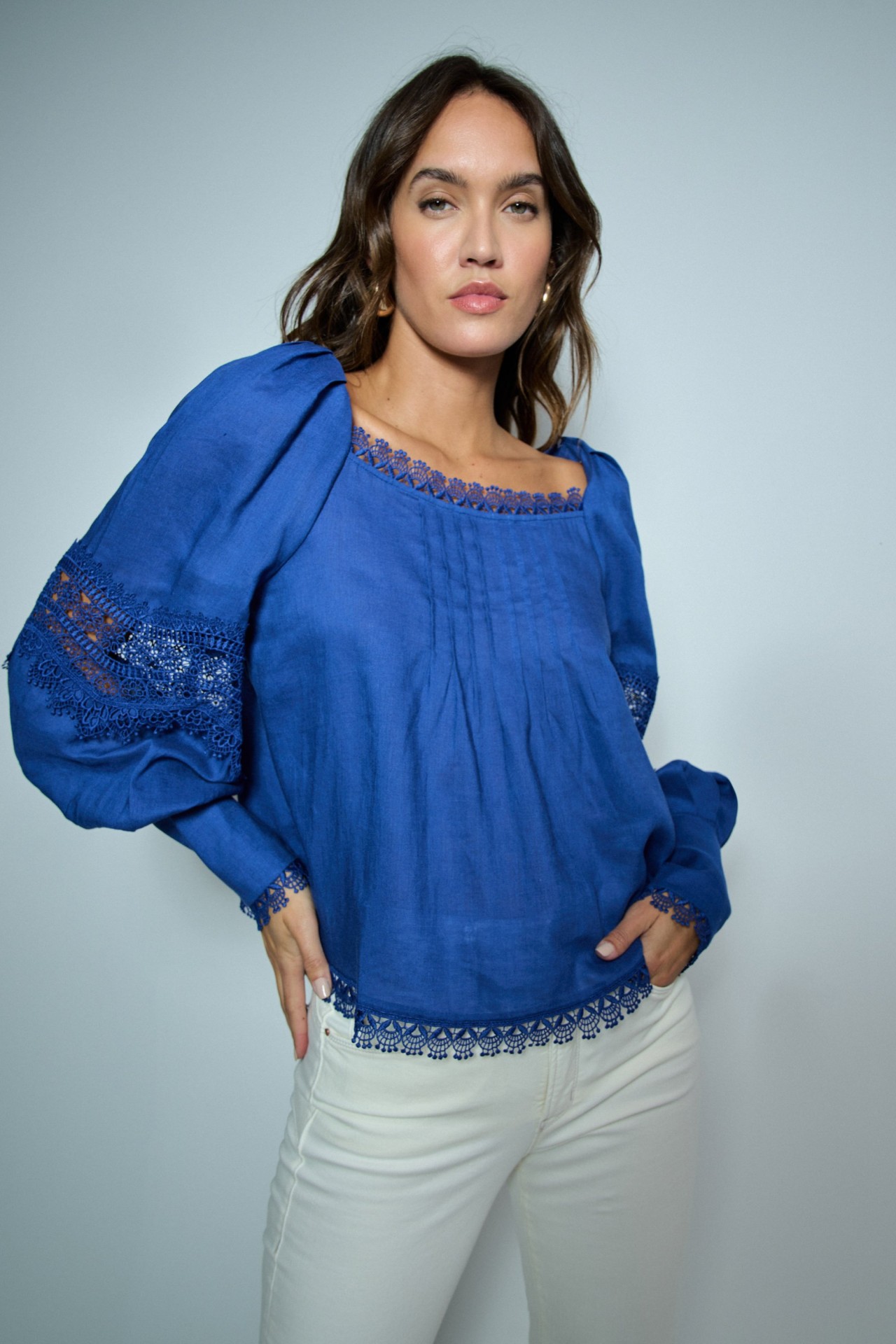 BLOUSE EN LIN ET D�TAILS EN DENTELLE