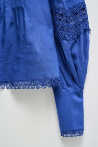 BLOUSE EN LIN ET D�TAILS EN DENTELLE