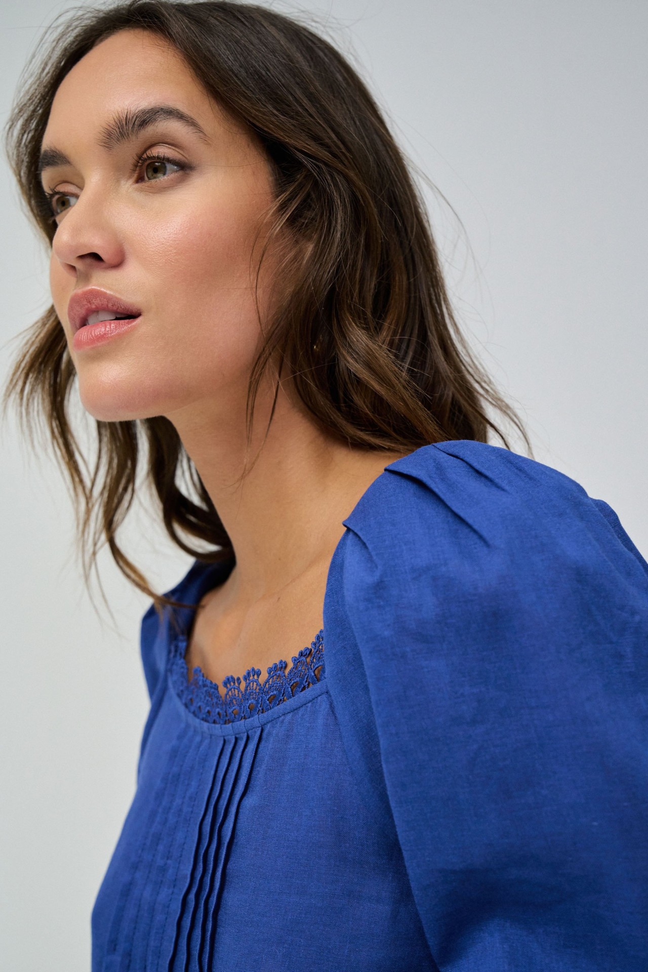 BLOUSE EN LIN ET D�TAILS EN DENTELLE