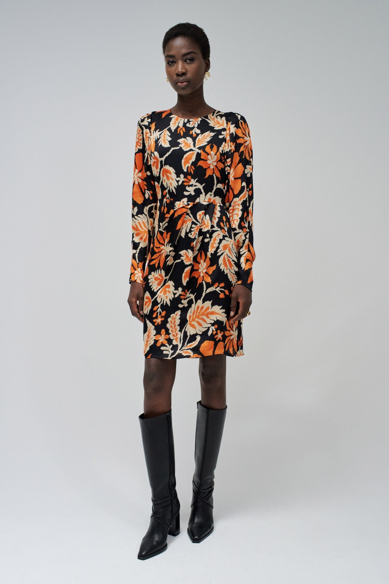 ROBE AJUST�E AVEC IMPRIM� FLORAL