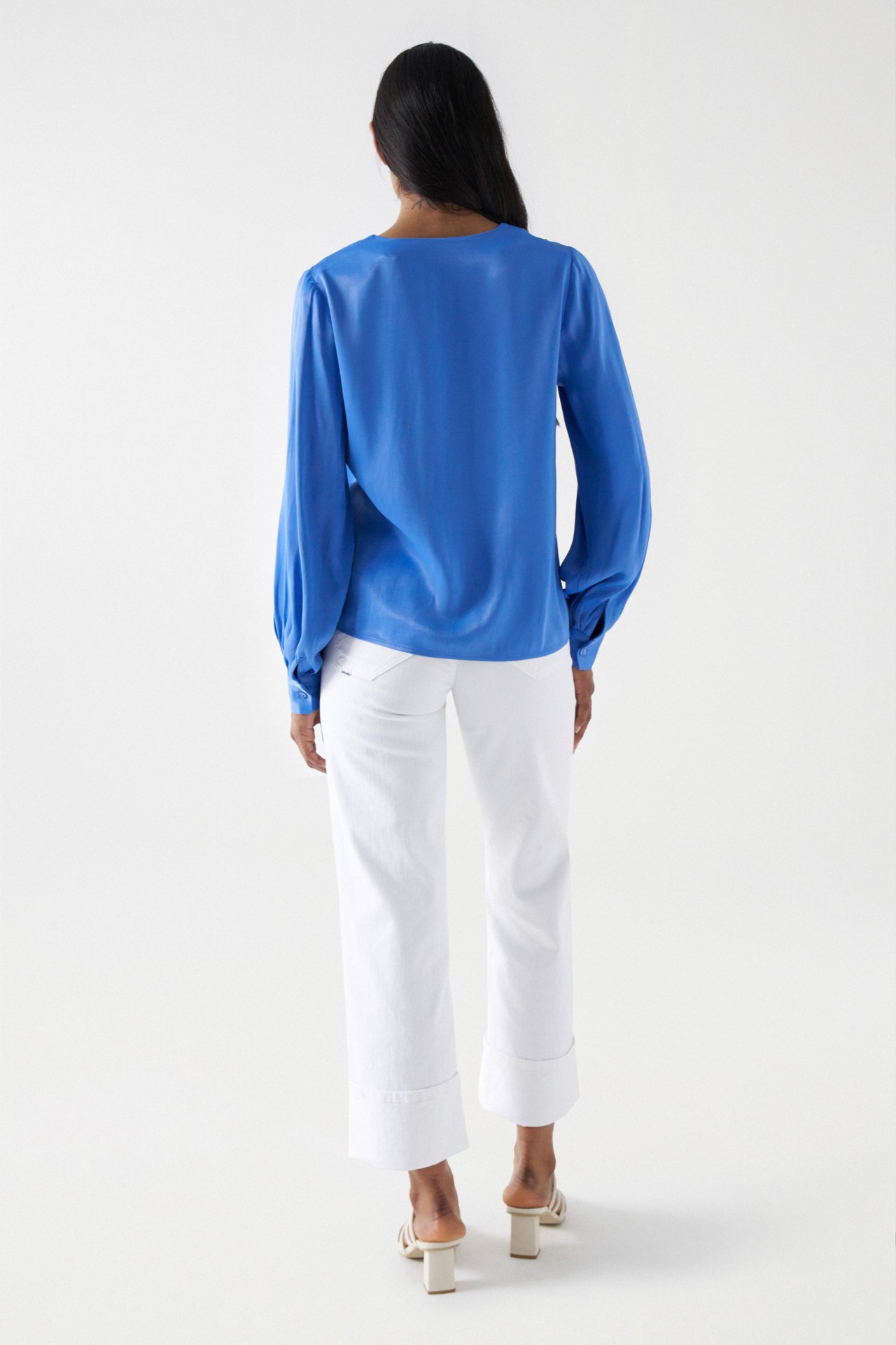 BLOUSE AVEC D�TAIL DE BRODERIE