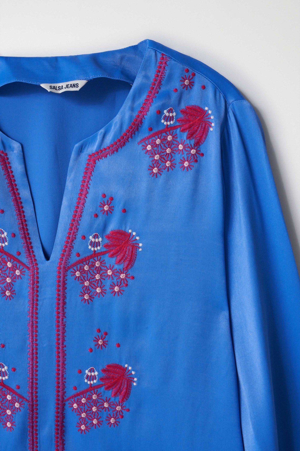 BLOUSE AVEC D�TAIL DE BRODERIE