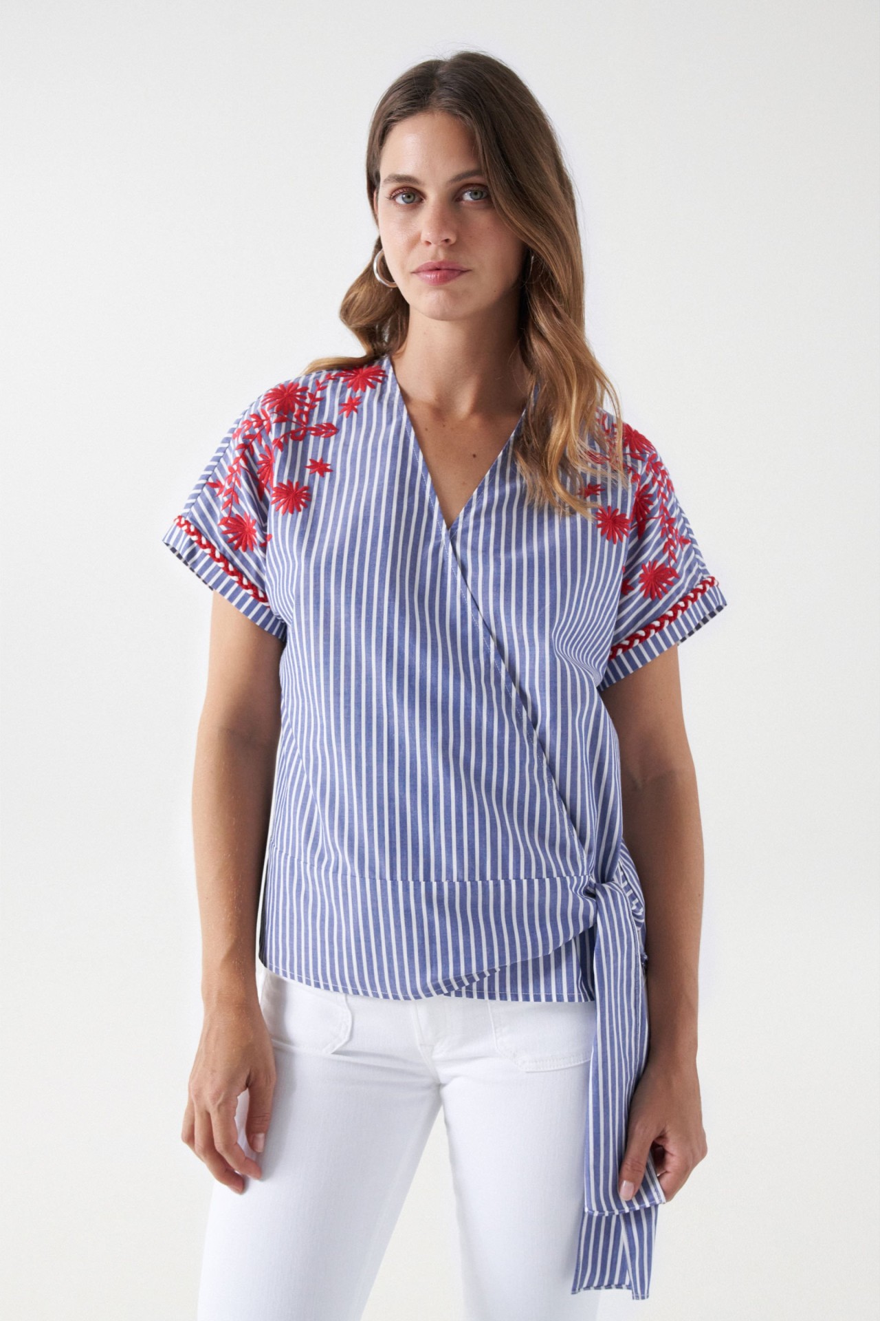CHEMISE RAY�E AVEC D�TAILS BROD�S