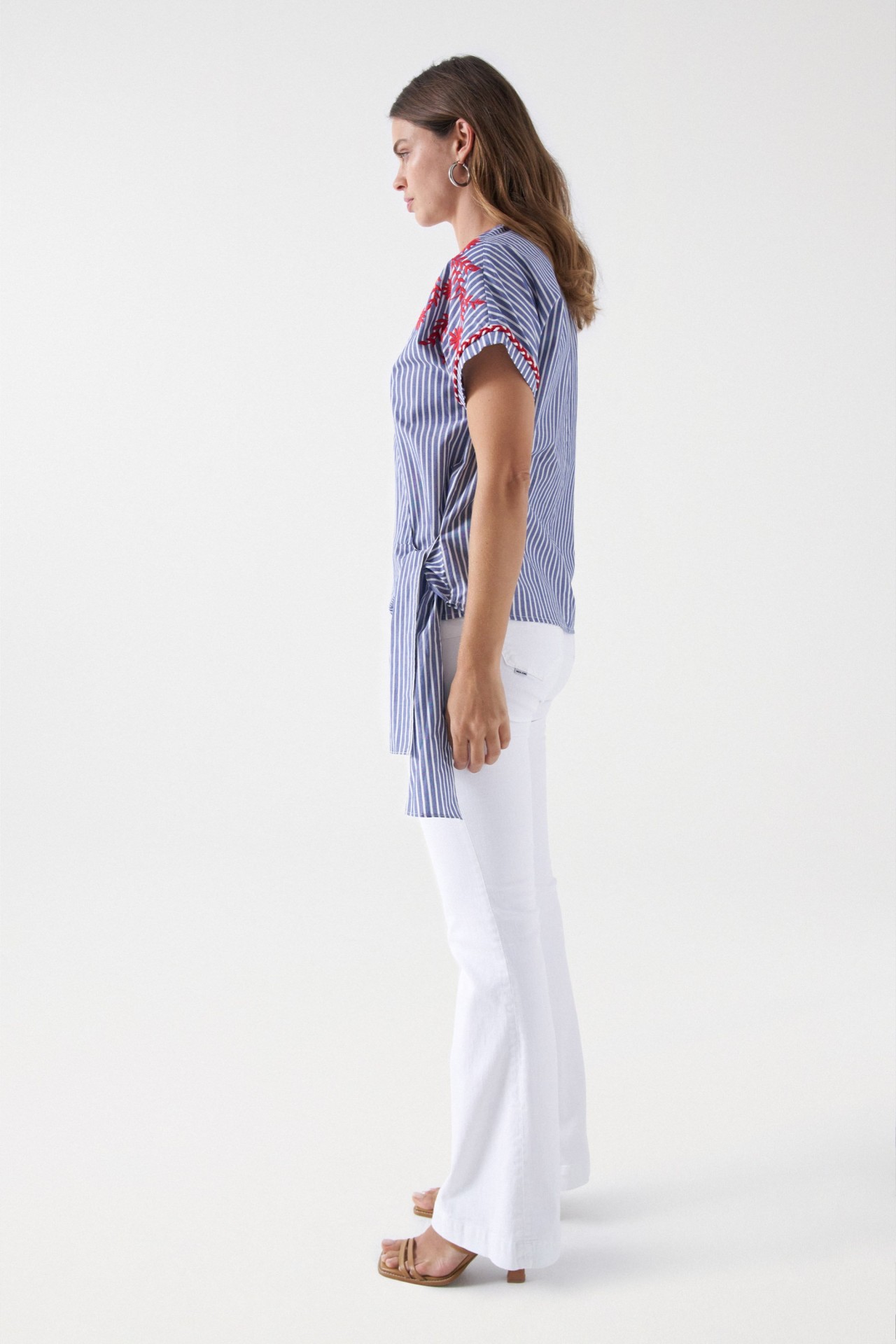 CHEMISE RAY�E AVEC D�TAILS BROD�S