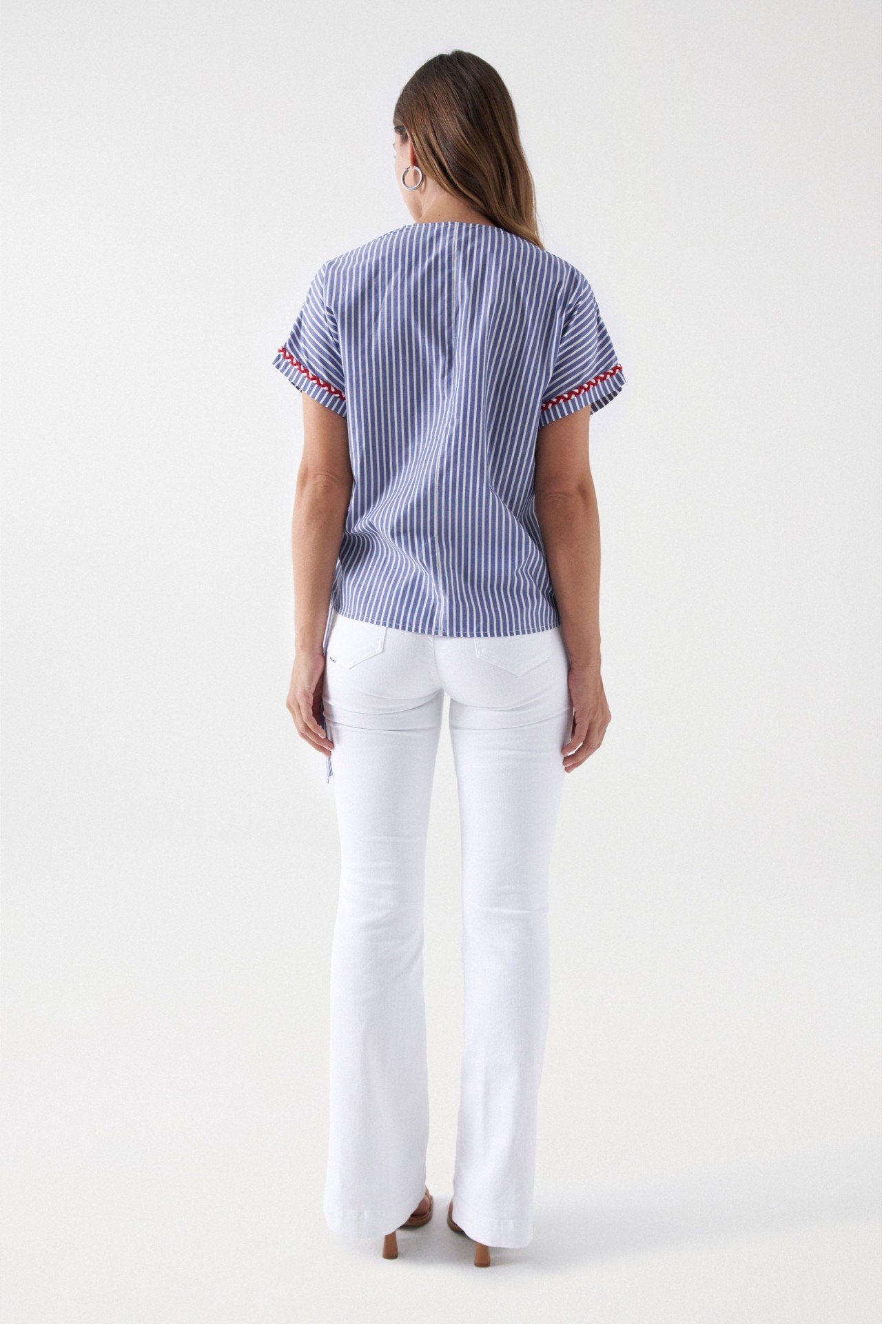 CHEMISE RAY�E AVEC D�TAILS BROD�S
