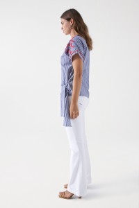 CHEMISE RAY�E AVEC D�TAILS BROD�S