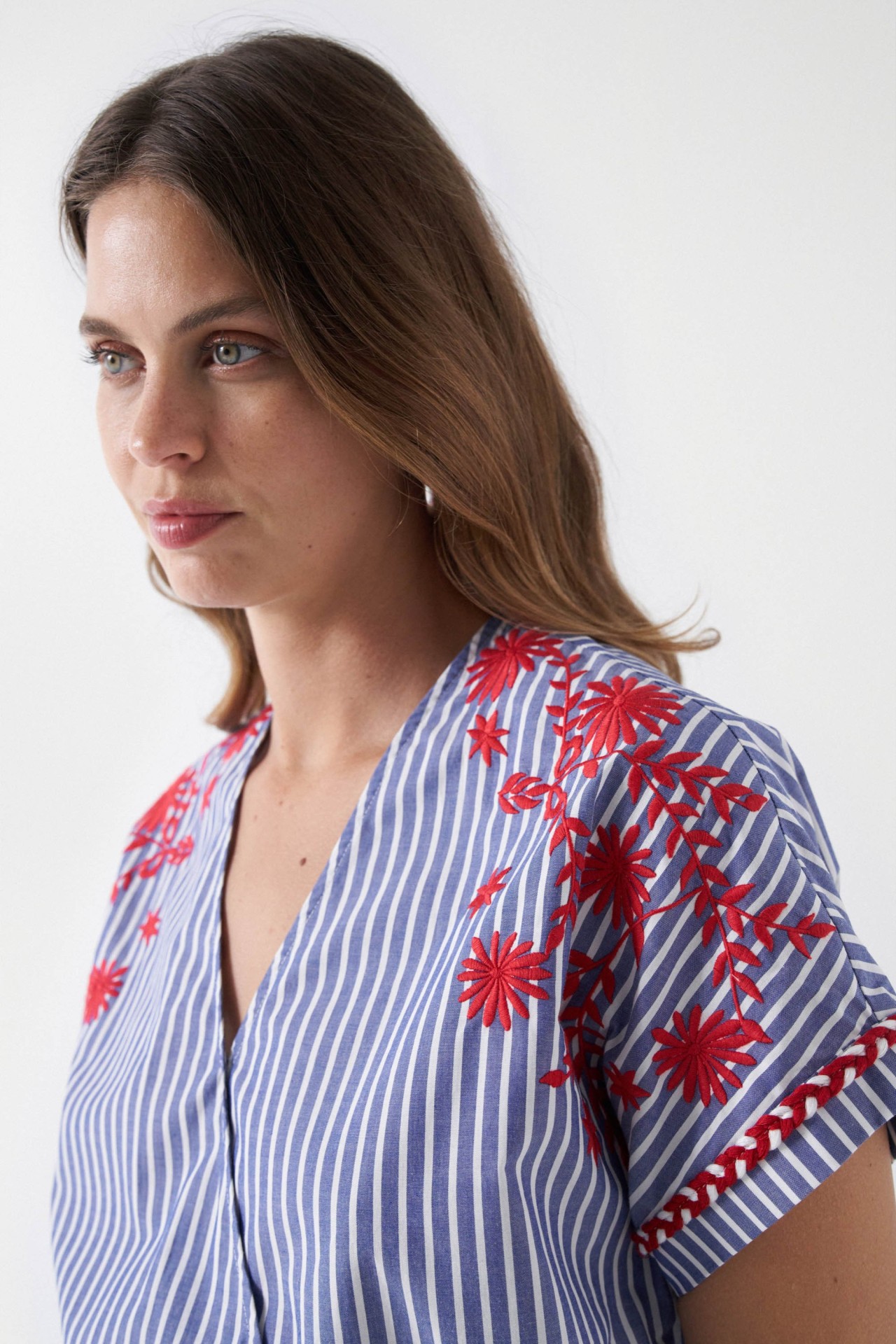 CHEMISE RAY�E AVEC D�TAILS BROD�S